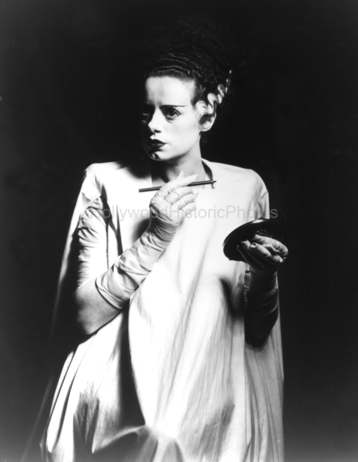 1935 3 Fixing her makeup wm.jpg